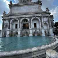 Photo taken at Fontana dell&amp;#39;Acqua Paola by Federico R. on 10/8/2023