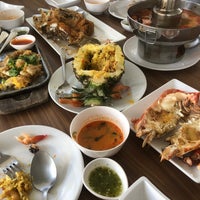 Photo taken at Laem Cha-Roen Seafood by Juthamanee K. on 12/31/2021