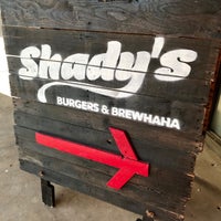 Photo prise au Shady&#39;s Burgers &amp; Brewhaha par David R. le12/2/2017
