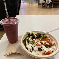 Photo taken at Maoz Vegetarian by Victoria I. on 7/31/2021