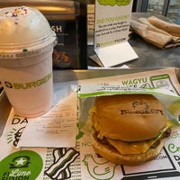 รูปภาพถ่ายที่ BurgerFi โดย Victoria I. เมื่อ 12/24/2021