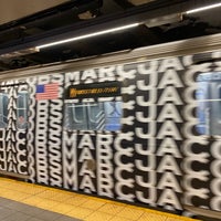 Foto diambil di MTA Subway - M Train oleh Victoria I. pada 5/4/2022