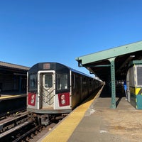 Photo taken at MTA Subway - Mets/Willets Point (7) by Victoria I. on 4/5/2021