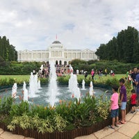 Photo taken at The Istana Singapore by Oldpier on 5/1/2019