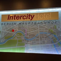 รูปภาพถ่ายที่ IntercityHotel Berlin Hauptbahnhof โดย Esko Juhani H. เมื่อ 1/12/2024