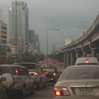 Photo taken at Sutthisan Intersection Overpass by Daow Ja D. on 7/18/2013