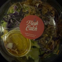 Foto diambil di Fresh Catch Poke Co. oleh Craig K. pada 1/9/2022