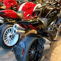 1/30/2015에 Algo L.님이 Ducati Bellevue에서 찍은 사진