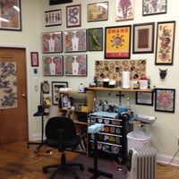 Foto tirada no(a) Flyrite Tattoo Brooklyn por Stevie B. em 12/20/2012