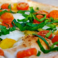 รูปภาพถ่ายที่ Red Oven - Artisanal Pizza and Pasta โดย Justin B. เมื่อ 10/3/2012