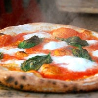 Снимок сделан в Red Oven - Artisanal Pizza and Pasta пользователем Justin B. 10/3/2012
