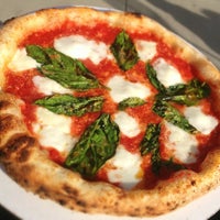 Снимок сделан в Red Oven - Artisanal Pizza and Pasta пользователем Justin B. 1/3/2013
