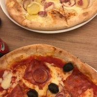 Foto tirada no(a) Del Popolo Pizza por 🔜 Seb A. em 2/8/2017
