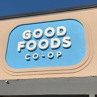 Photo prise au Good Foods Market &amp;amp; Cafe par Melanie R. le9/1/2021