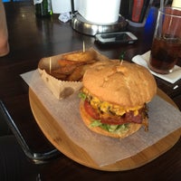 Foto tirada no(a) Porky&amp;#39;s Burger Bar por Maria F. em 4/18/2015