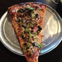 Das Foto wurde bei Russo New York Pizzeria von Rosie H. am 4/19/2013 aufgenommen