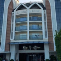 Photo taken at Galeri Resort Hotel by Talip GÖKKAYA on 9/19/2020