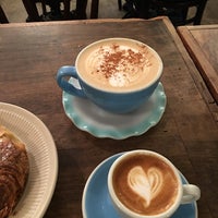 Foto tirada no(a) Gregorys Coffee por Ann-Sofie P. em 9/30/2018
