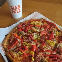 Das Foto wurde bei Blaze Pizza von Alex L. am 4/29/2023 aufgenommen