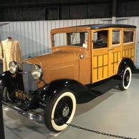Foto diambil di Northeast Classic Car Museum oleh Alex L. pada 10/13/2019