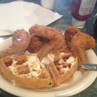 รูปภาพถ่ายที่ Kiki&amp;#39;s Chicken And Waffles โดย MrsT G. เมื่อ 4/1/2013