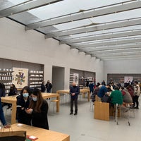 Photo taken at Apple Stanford by Miguel Angel J. on 12/22/2021