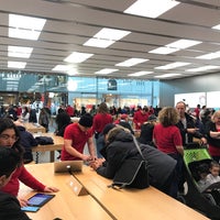 Photo taken at Apple Yorkdale by Ardalan G. on 12/29/2019