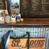 รูปภาพถ่ายที่ St. Louis Wine and Beermaking โดย Stallion เมื่อ 12/5/2020