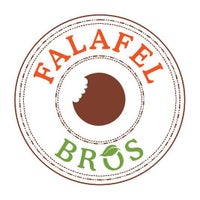 Foto scattata a Falafel Bros da Falafel Bros il 4/17/2015