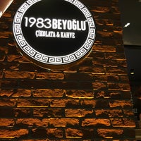 5/21/2018에 Hatice Ş.님이 1983 Beyoğlu Çikolata&amp;amp;Kahve에서 찍은 사진