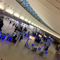 Photo taken at jetBlue Ticket Counter by K@rTh!kk R. on 12/26/2016
