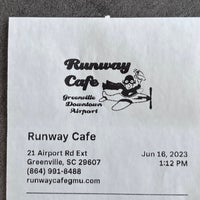 6/16/2023 tarihinde Evelyn H.ziyaretçi tarafından Runway Cafe'de çekilen fotoğraf