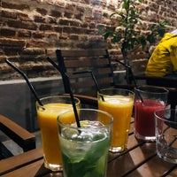 6/2/2021 tarihinde Belkis K.ziyaretçi tarafından Varosi Art Cafe'de çekilen fotoğraf