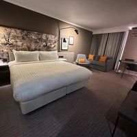 Foto diambil di London Marriott Hotel Regents Park oleh solarluna pada 9/30/2023