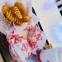 Photo taken at Arby&amp;#39;s by Nergiz A. on 8/31/2018