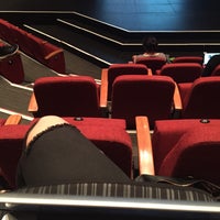 Foto diambil di The Octagon Theatre oleh Alicia T. pada 4/20/2015