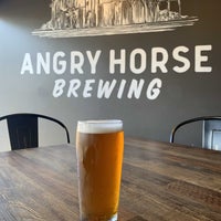 Foto tomada en Angry Horse Brewing  por Beer S. el 7/8/2022