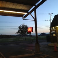 Foto diambil di Dilly&amp;#39;s Drive-In oleh Heather H. pada 9/30/2012