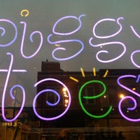 Photo prise au Piggy Toes par Stephen S. le10/13/2012