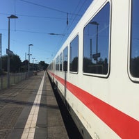7/22/2016 tarihinde Elisabeth H.ziyaretçi tarafından Bahnhof Ostseebad Binz'de çekilen fotoğraf