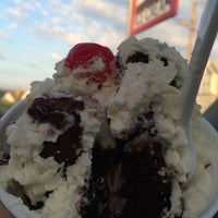 Photo taken at Brown&amp;#39;s Old Fashioned Ice Cream by Melina M. on 6/14/2014