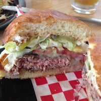 Foto diambil di 400° Gourmet Burgers &amp;amp; Fries oleh Vino Las Vegas pada 6/16/2013