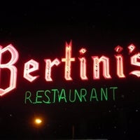 รูปภาพถ่ายที่ Bertini&amp;#39;s Restaurant โดย Bertini&amp;#39;s Restaurant เมื่อ 4/21/2015