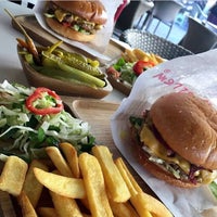 3/1/2019 tarihinde Çınar B.ziyaretçi tarafından Red Burger House'de çekilen fotoğraf