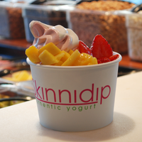 4/28/2015 tarihinde Skinnidip Frozen Yogurtziyaretçi tarafından Skinnidip Frozen Yogurt'de çekilen fotoğraf