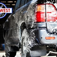4/22/2015 tarihinde Best West Car Washziyaretçi tarafından Best West Car Wash'de çekilen fotoğraf