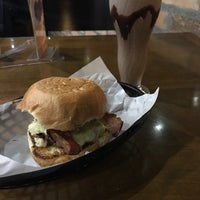 Das Foto wurde bei Pit&amp;#39;s Burger von Calebe H. am 5/29/2017 aufgenommen