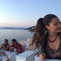 Photo taken at Tarihi Çınar Balık Restaurant by Merve T. on 9/25/2015
