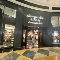 Photo taken at Abercrombie &amp;amp; Fitch by Patrick M. on 11/11/2022