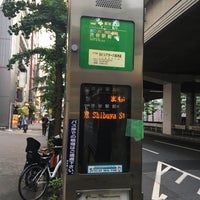 Photo taken at EXシアター六本木前(六本木六丁目)バス停 by Masahiko on 6/9/2018
